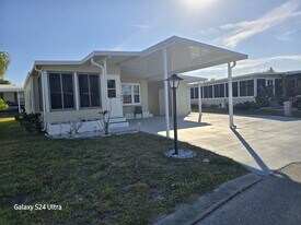 41 Nicklaus Blvd in North Fort Myers, FL - Building Photo