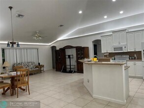 7400 SW 37 Ct in Davie, FL - Building Photo - Building Photo