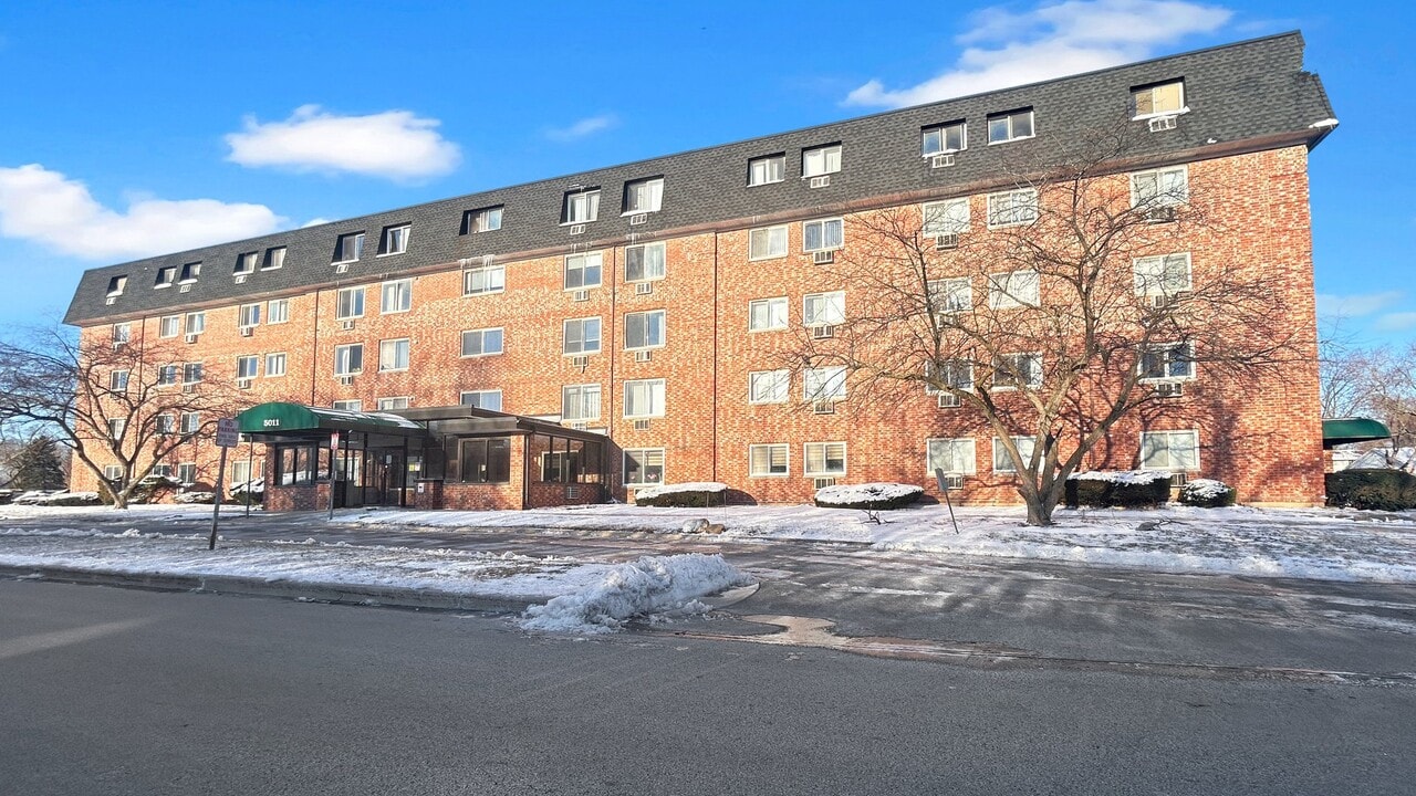 5011 Valley Ln, Unit 401 in Streamwood, IL - Building Photo