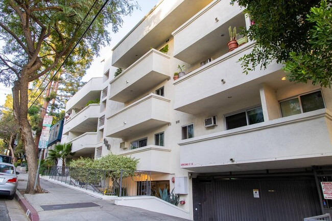 960 Larrabee St in West Hollywood, CA - Building Photo - Building Photo