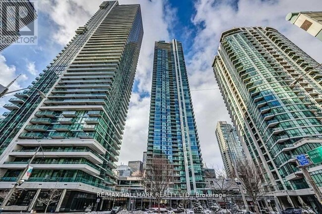 33-4033 Bay St. in Toronto, ON - Building Photo - Building Photo
