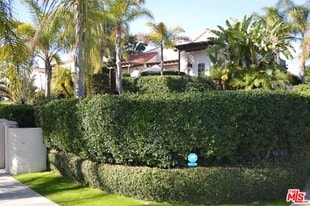 1203 S Rimpau Blvd in Los Angeles, CA - Building Photo