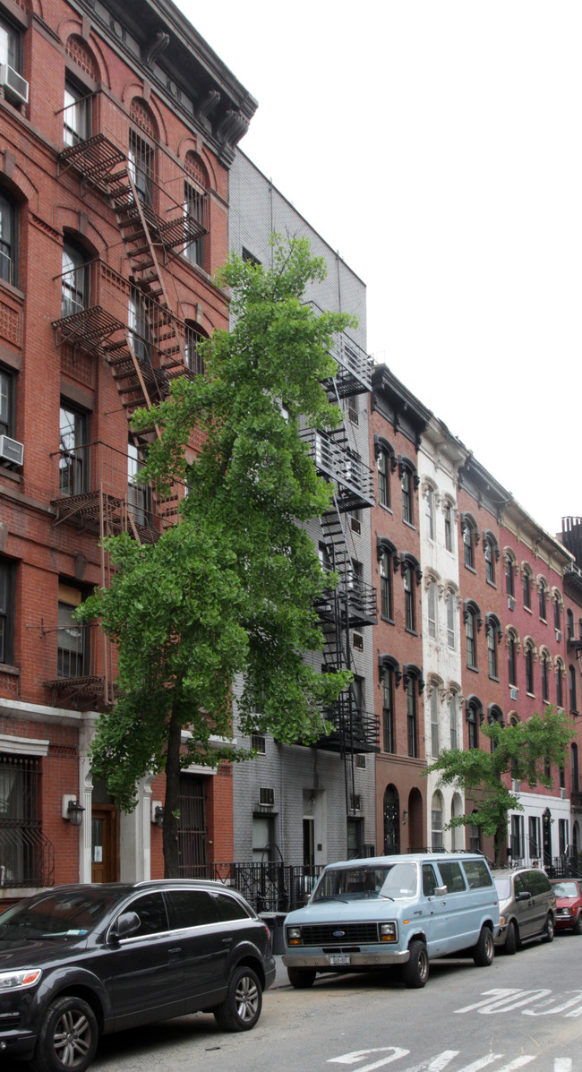 213 E 11th St in New York, NY - Foto de edificio - Building Photo