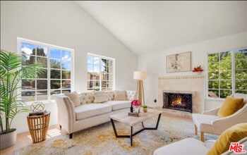 26065 Redbluff Dr in Calabasas, CA - Building Photo - Building Photo