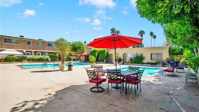 20251 Cohasset St, Unit 5 in Winnetka, CA - Foto de edificio - Building Photo