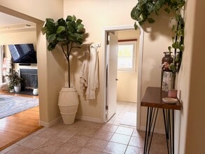 222 S Hamilton Dr, Unit B in Beverly Hills, CA - Building Photo - Building Photo