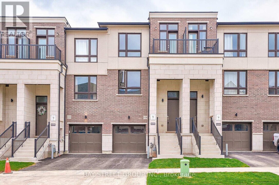 1324 Kaniv St in Oakville, ON - Building Photo