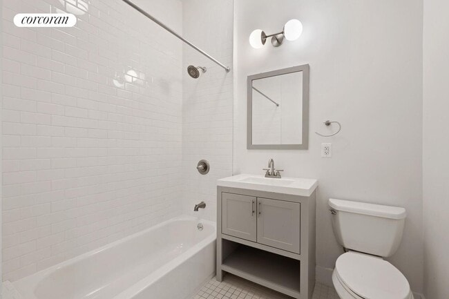 241 Bedford Ave in Brooklyn, NY - Foto de edificio - Building Photo