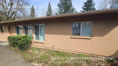 157 Peckerwood Ln in Grants Pass, OR - Building Photo - Building Photo