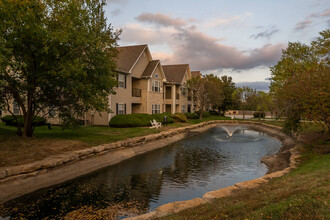 Pinnacle Pointe in Lenexa, KS - Foto de edificio - Building Photo