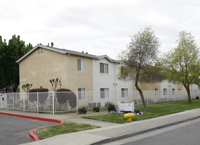 Mutual Housing at Sky Park in Sacramento, CA - Foto de edificio - Building Photo