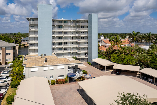 Intracoastal House in Deerfield Beach, FL - Foto de edificio - Building Photo