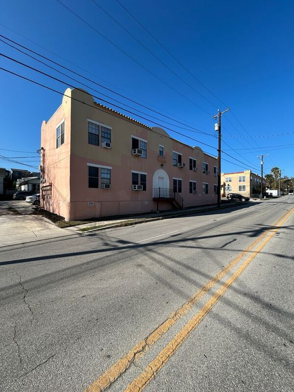 902 W Craig Pl in San Antonio, TX - Building Photo - Building Photo
