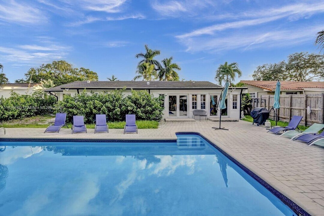 2423 NE 202nd St in Miami, FL - Building Photo