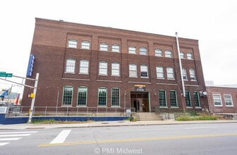 Lofts on Madison in Indianapolis, IN - Foto de edificio - Building Photo