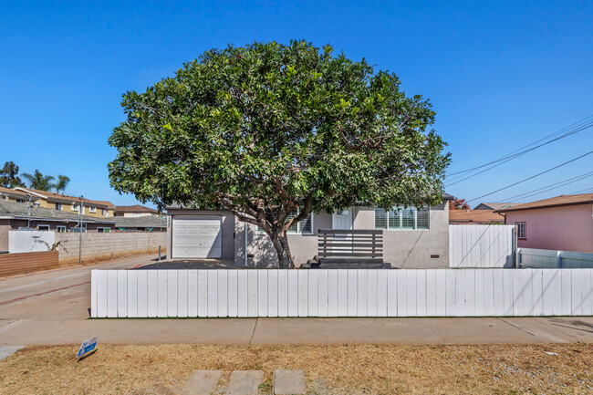 1230 Holly Ave in Imperial Beach, CA - Foto de edificio - Building Photo