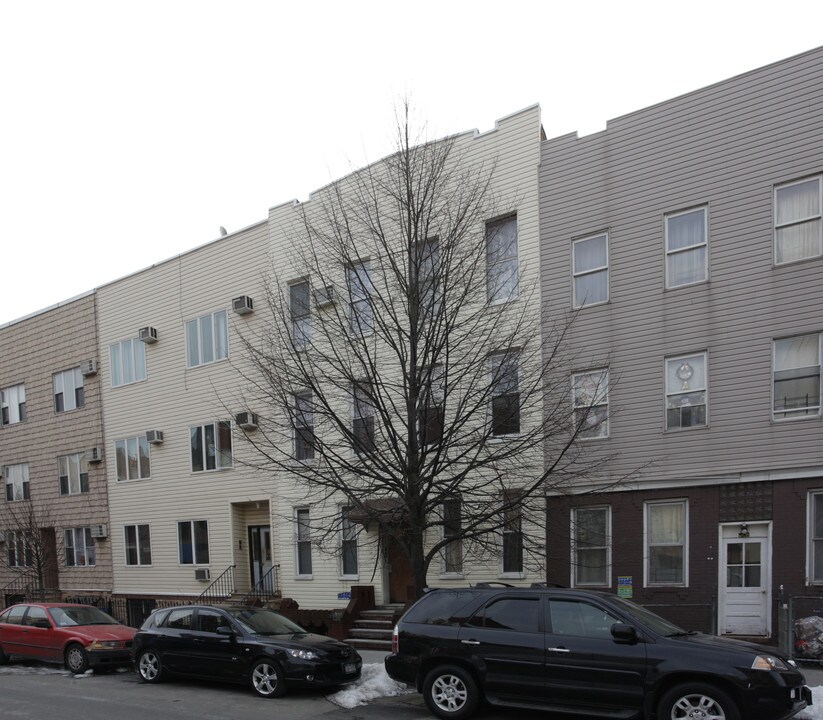 198 Huron St in Brooklyn, NY - Building Photo