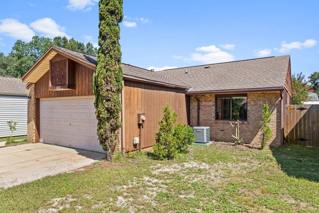 1022 Alderwood Way in Niceville, FL - Building Photo