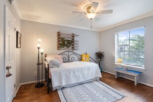 7575 Katy Fwy in Houston, TX - Building Photo