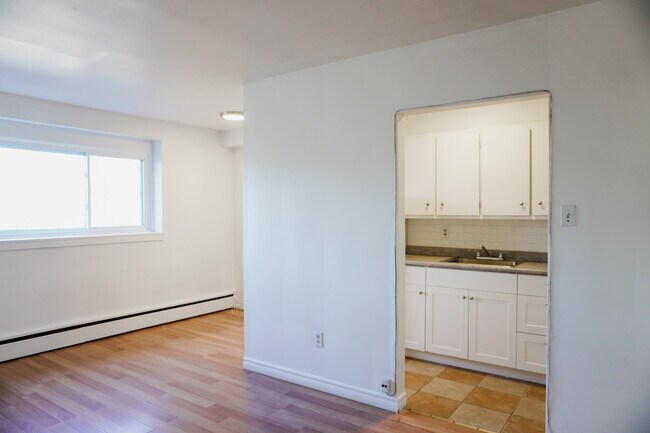 2448 Carling Ave in Ottawa, ON - Building Photo - Building Photo