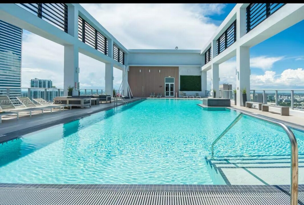 151 SE 1st St, Unit 1807 in Miami, FL - Building Photo