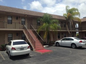 Rustic Manor Apartments in Fort Lauderdale, FL - Building Photo - Building Photo