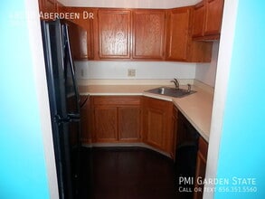 4803B Aberdeen Dr in Mount Laurel, NJ - Building Photo - Building Photo