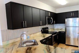 5 Linden  2H in Hackensack, NJ - Building Photo - Building Photo