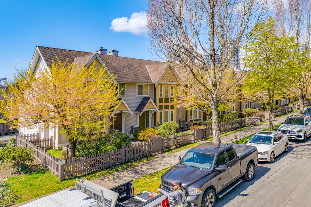 565 Shaw Av in Coquitlam, BC - Building Photo