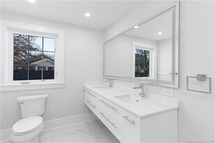 40 Poe Ct in Fairfield, CT - Building Photo