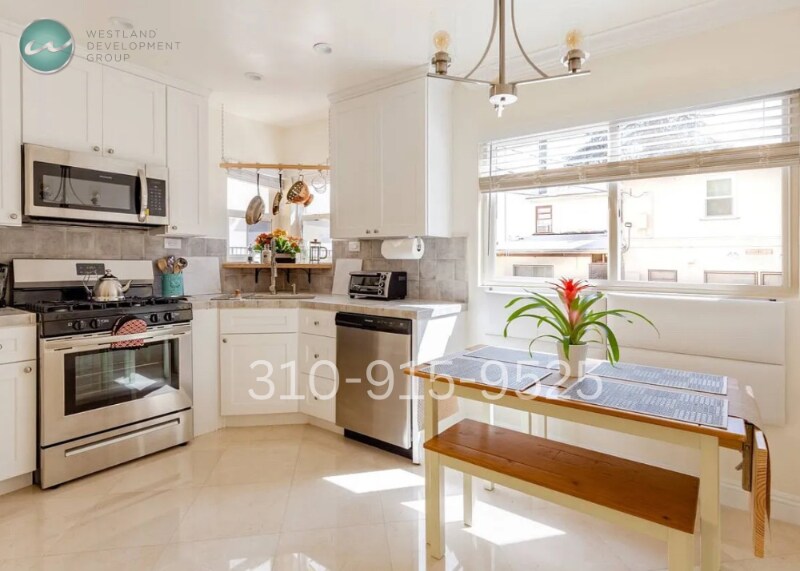 11817 Darlington Ave in Los Angeles, CA - Building Photo