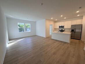 7657 Marin Pkwy in Cumberland, IN - Foto de edificio - Building Photo