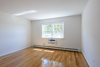 Hillsborough Gardens in Hillsborough, NJ - Building Photo - Interior Photo