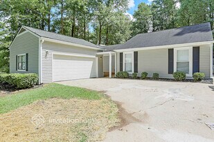 6823 Springwood Dr in Douglasville, GA - Building Photo