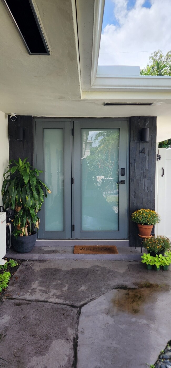 1634 NE 4th Pl, Unit Apt #4