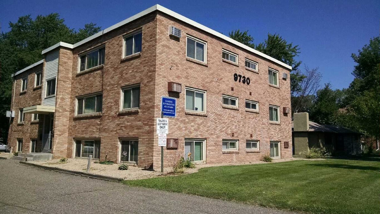 9730 Nicollet in Bloomington, MN - Foto de edificio