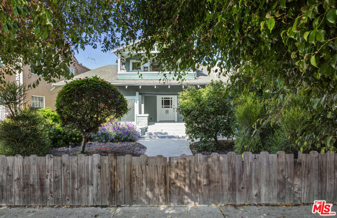 1075 Leighton Ave in Los Angeles, CA - Foto de edificio