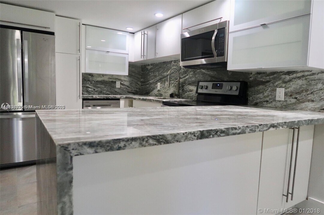 589 N University Dr in Plantation, FL - Building Photo