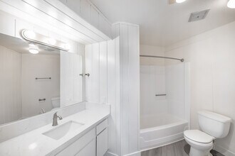 Nelk Manor in Van Nuys, CA - Building Photo - Building Photo