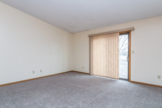 2021 N Kimball St, Unit 1 in Mitchell, SD - Building Photo - Building Photo