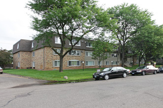 Rhode Island Chateau Apartments in St. Louis Park, MN - Building Photo - Building Photo