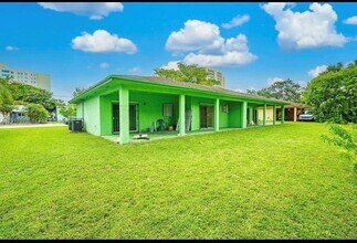 2320 NW 52nd St in Miami, FL - Building Photo - Building Photo