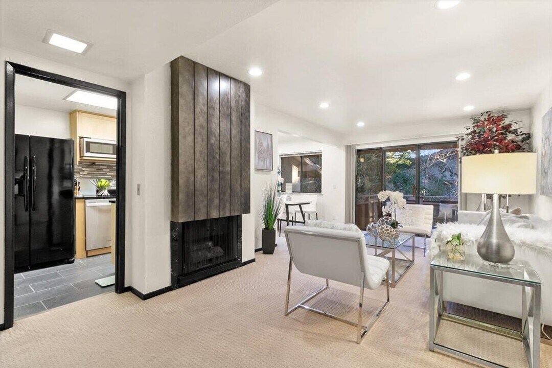 20720 4th St, Unit 14 in Saratoga, CA - Building Photo