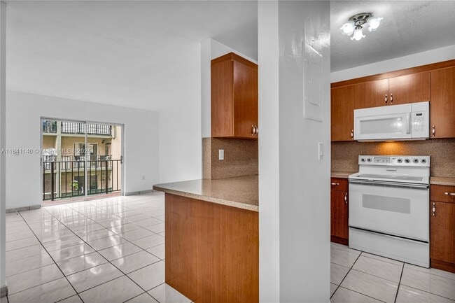 325 NW 72nd Ave in Miami, FL - Building Photo - Building Photo