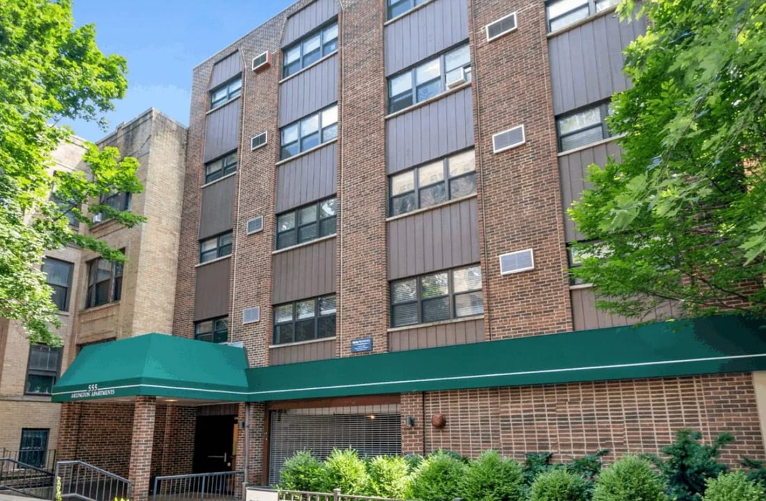 555 W Arlington Pl, Unit 210 in Chicago, IL - Building Photo