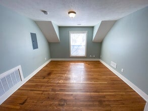 36 Dwight Ave SE, Unit 2 in Grand Rapids, MI - Foto de edificio - Building Photo