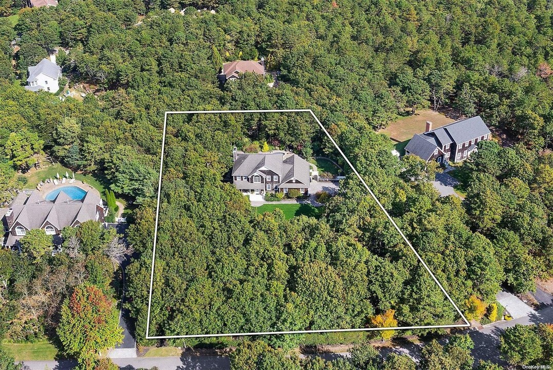 156 Maggie Dr in East Quogue, NY - Building Photo