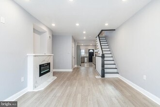 2215 Cross St in Philadelphia, PA - Building Photo - Building Photo