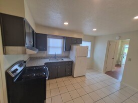 3442-3442 Heatherfield Dr, Unit 3442 in Louisville, KY - Building Photo