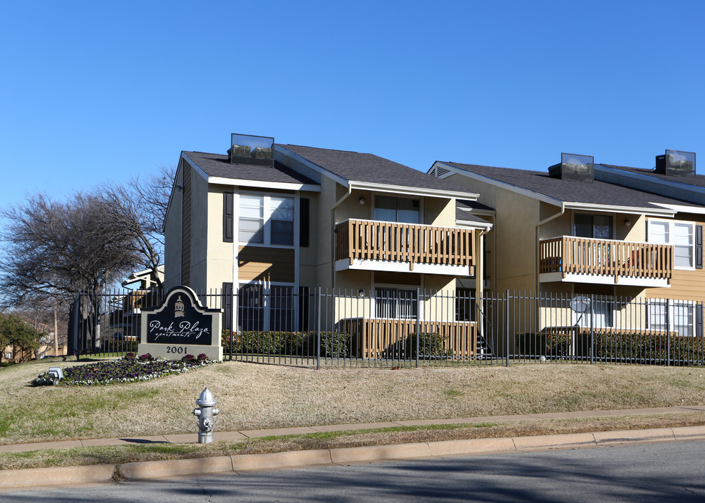 Park Plaza Apartments in Fort Worth, TX - Foto de edificio